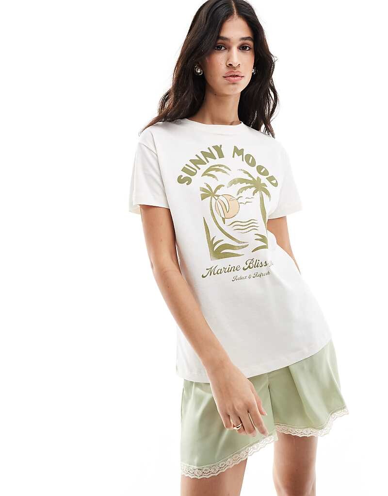 Футболка Pull&Bear – кремово-белого цвета с графическим принтом в виде пальмы
Футболка Pull&Bear – кремово-белого цвета с графическим принтом в виде пальмы