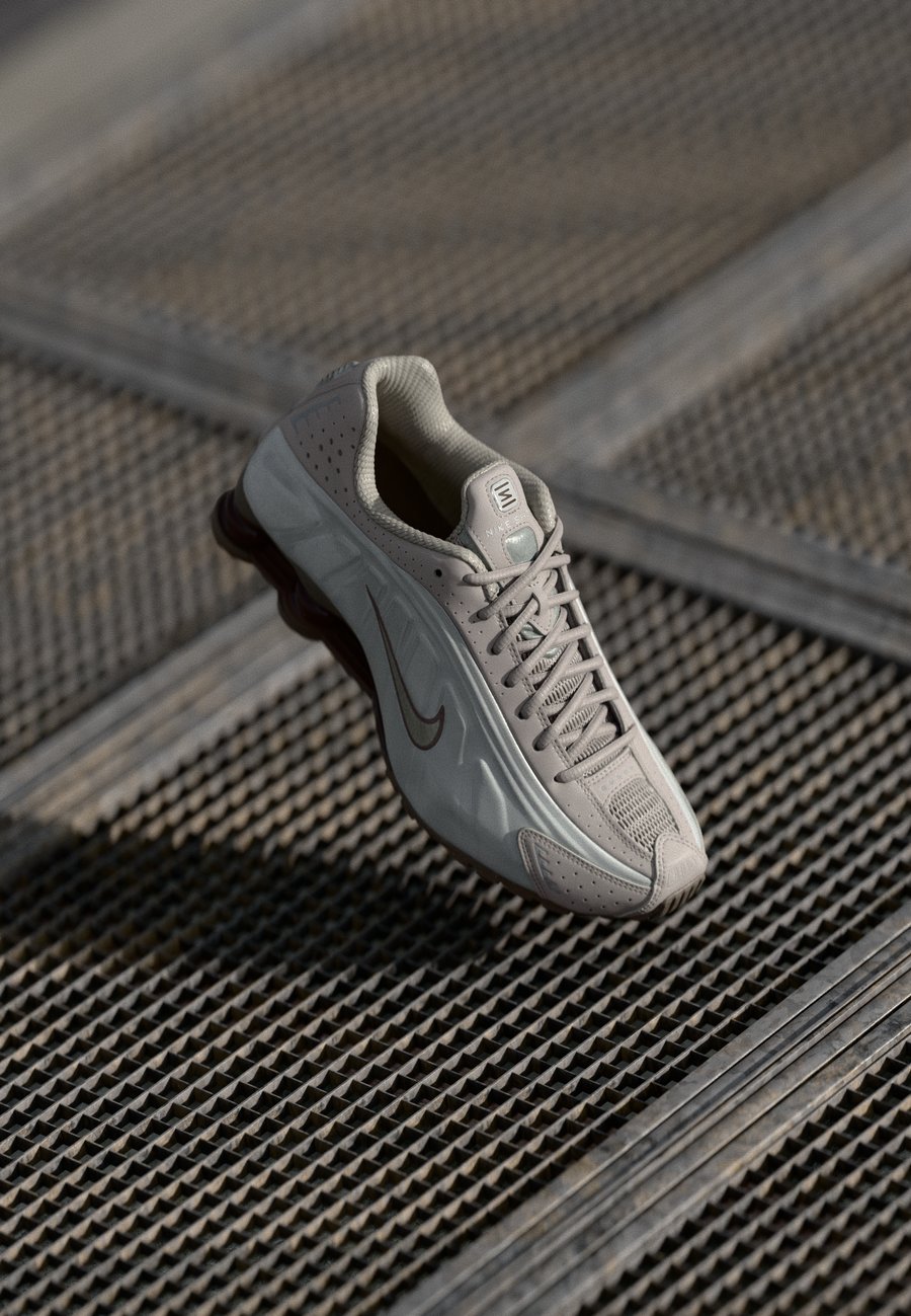 Кроссовки Nike Sportswear SHOX R4 UNISEX, Cave Stone/College Grey/Baroque Brown/Metallic Silver/Stone
Кроссовки Nike Sportswear SHOX R4 UNISEX, Cave Stone/College Grey/Baroque Brown/Metallic Silver/Stone