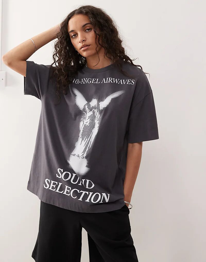 Футболка с графическим принтом ангела COLLUSION в угольном цвете
Футболка с графическим принтом ангела COLLUSION в угольном цвете