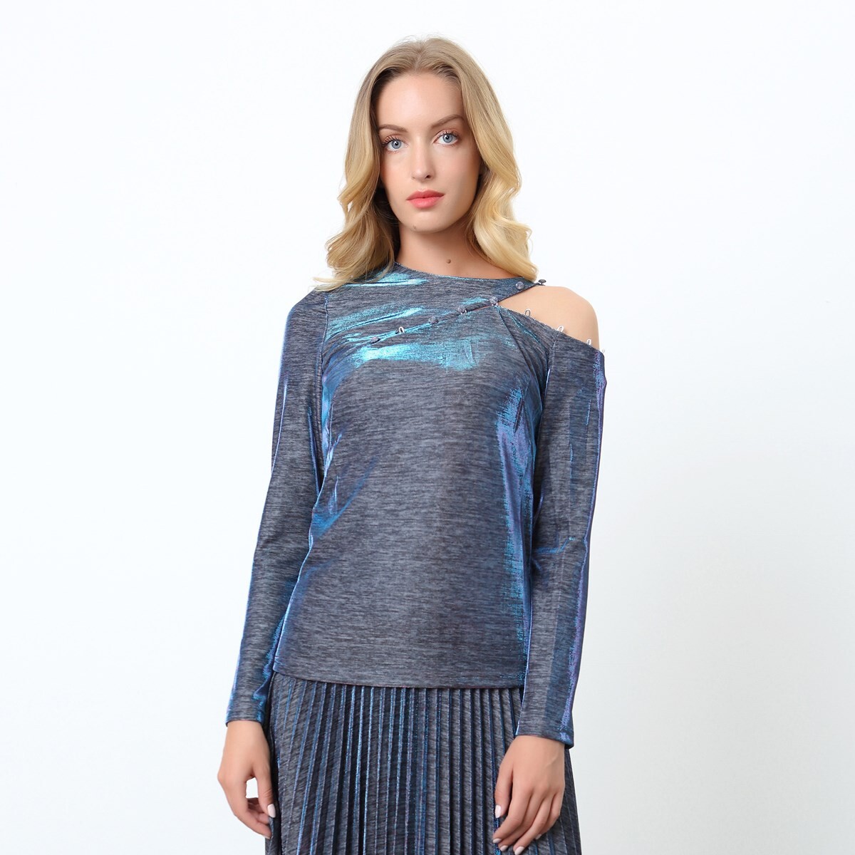 Асимметричный блестящий топ с открытыми плечами Smart And Joy, синий
Асимметричный блестящий топ с открытыми плечами Smart And Joy, синий