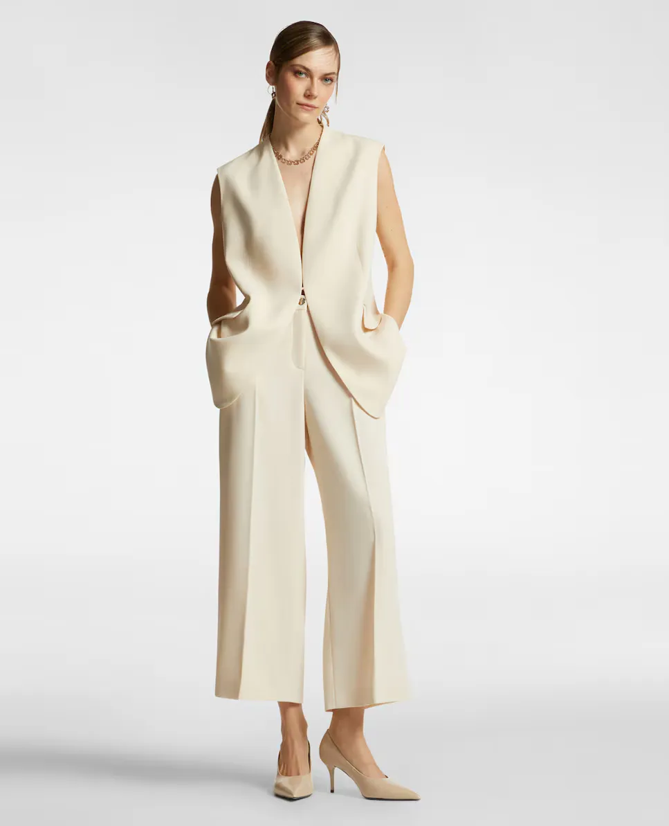 Женские элегантные укороченные брюки из струящейся ткани Elena Miró, бежевый
Женские элегантные укороченные брюки из струящейся ткани Elena Miró, бежевый