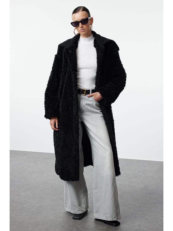 Trendyol Пальто-«мишка» черного цвета
Trendyol Пальто-«мишка» черного цвета