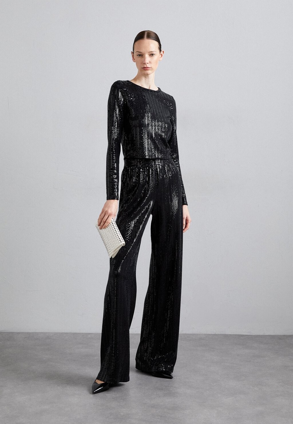 Топ с длинными рукавами DELAINA CREW CROPPED Alice + Olivia, черный
Топ с длинными рукавами DELAINA CREW CROPPED Alice + Olivia, черный