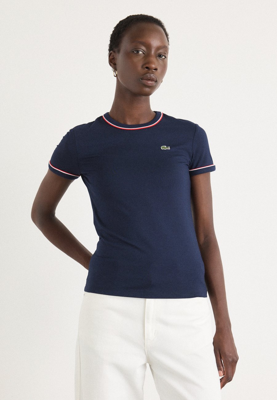Футболка Lacoste Basic T-shirt, Navy Blue/Red/White/Dark Blue
Футболка Lacoste Basic T-shirt, Navy Blue/Red/White/Dark Blue