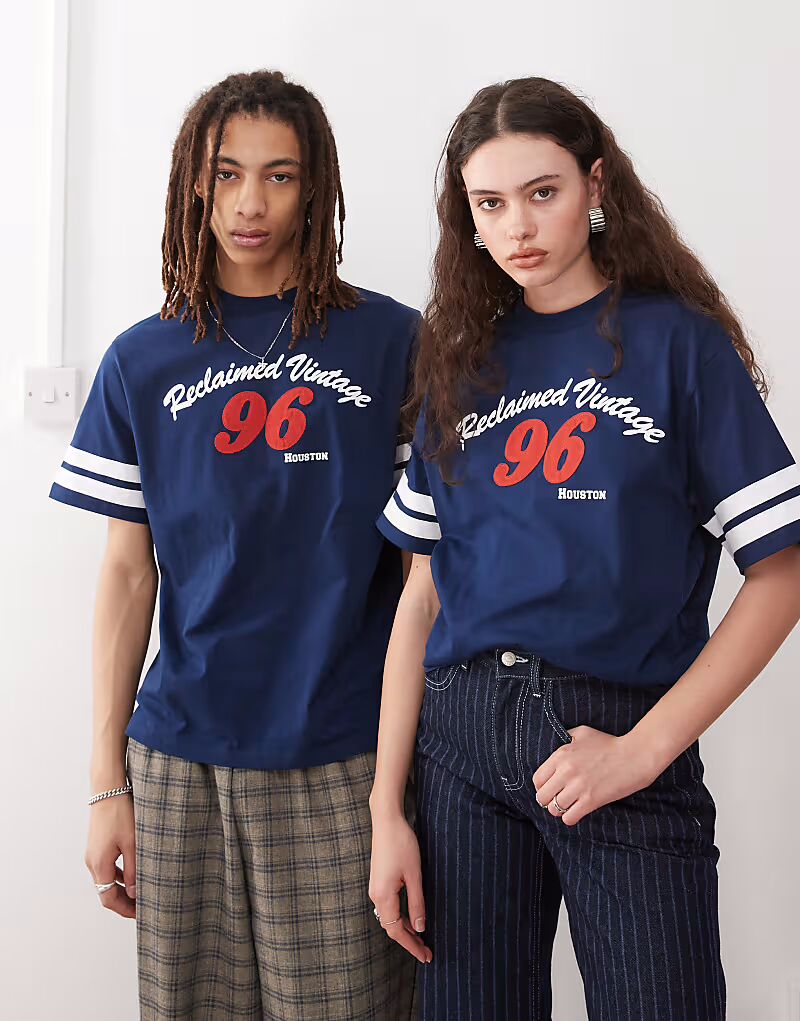 Reclaimed Vintage унисекс облегающая укороченная свободная футболка с университетским графическим принтом темно-синего цвета - NAVY 
Reclaimed Vintage унисекс облегающая укороченная свободная футболка с университетским графическим принтом темно-синего цвета - NAVY