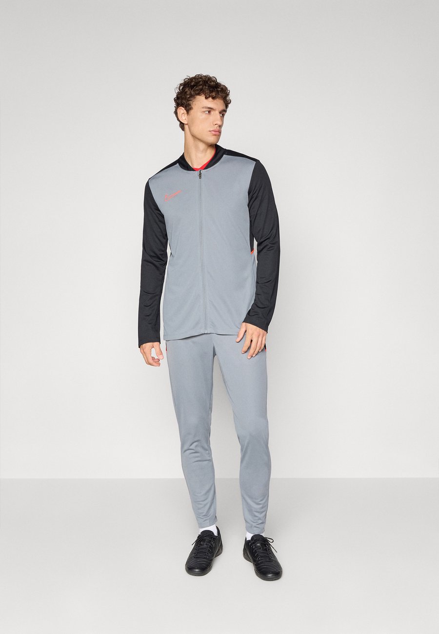 Спортивный костюм Nike Performance SUIT SET, Cool Grey/Black/Bright Crimson/Grey
Спортивный костюм Nike Performance SUIT SET, Cool Grey/Black/Bright Crimson/Grey
