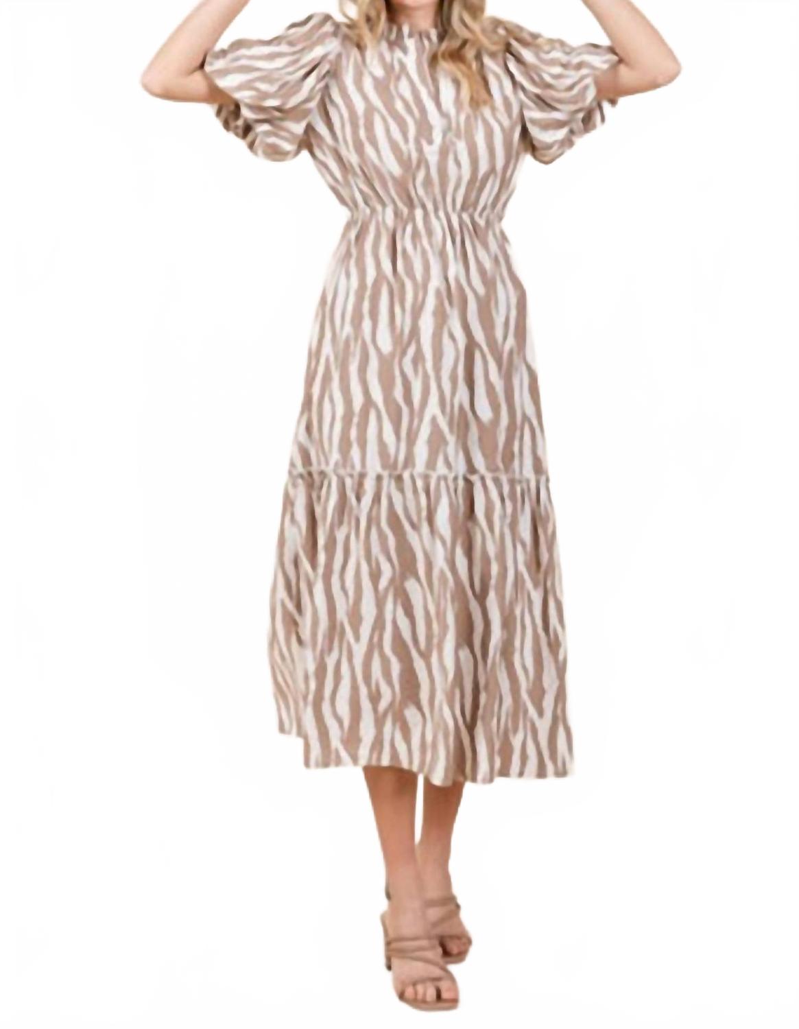 Полосатый принт зебра многослойное миди-платье в мульти GEEGEE
Полосатый принт зебра многослойное миди-платье в мульти GEEGEE