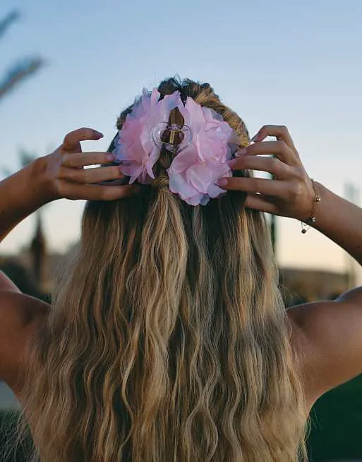 Розовая и оранжевая заколка для волос с цветком из ткани South Beach x Liv Silverman
Розовая и оранжевая заколка для волос с цветком из ткани South Beach x Liv Silverman