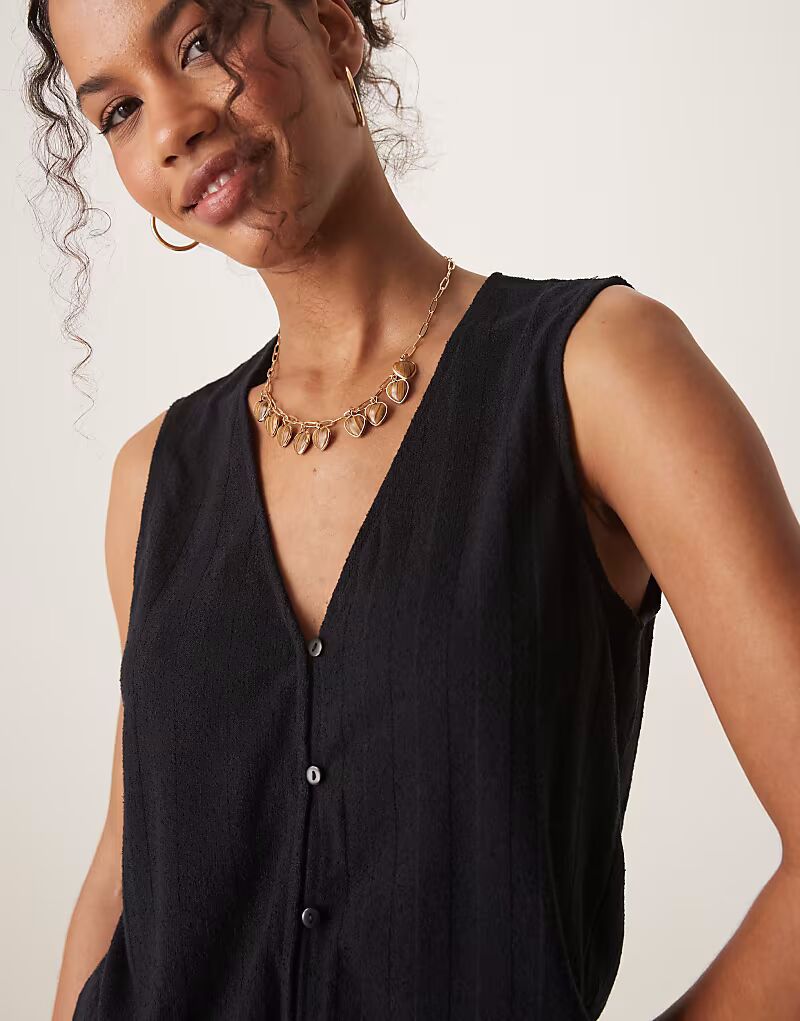 Легкий трикотажный жилет без рукавов Vila черного цвета 
Легкий трикотажный жилет без рукавов Vila черного цвета