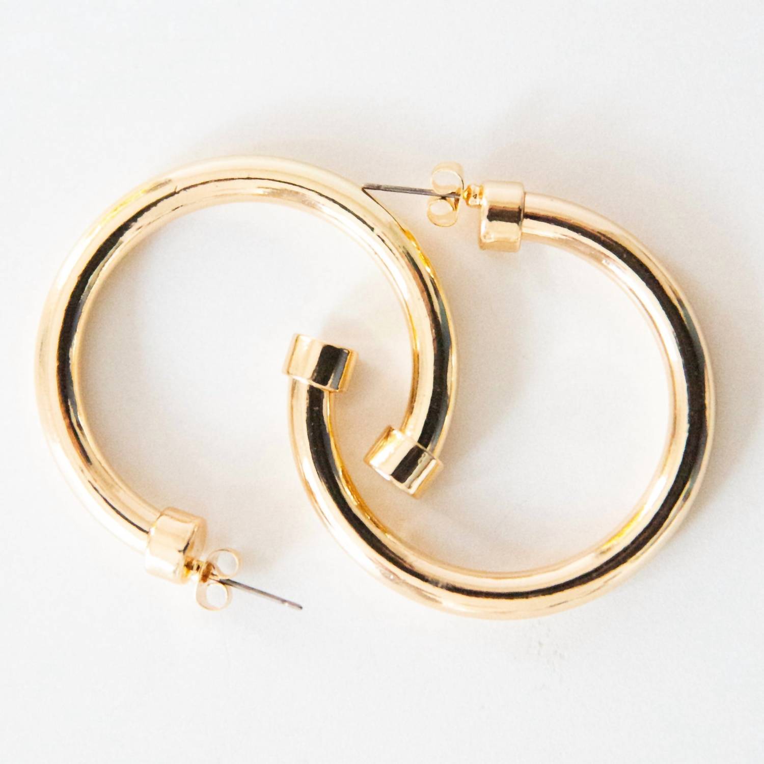 Женские серьги-кольца Midis Hoops в золотом цвете Hoo Hoops, золотой
Женские серьги-кольца Midis Hoops в золотом цвете Hoo Hoops, золотой