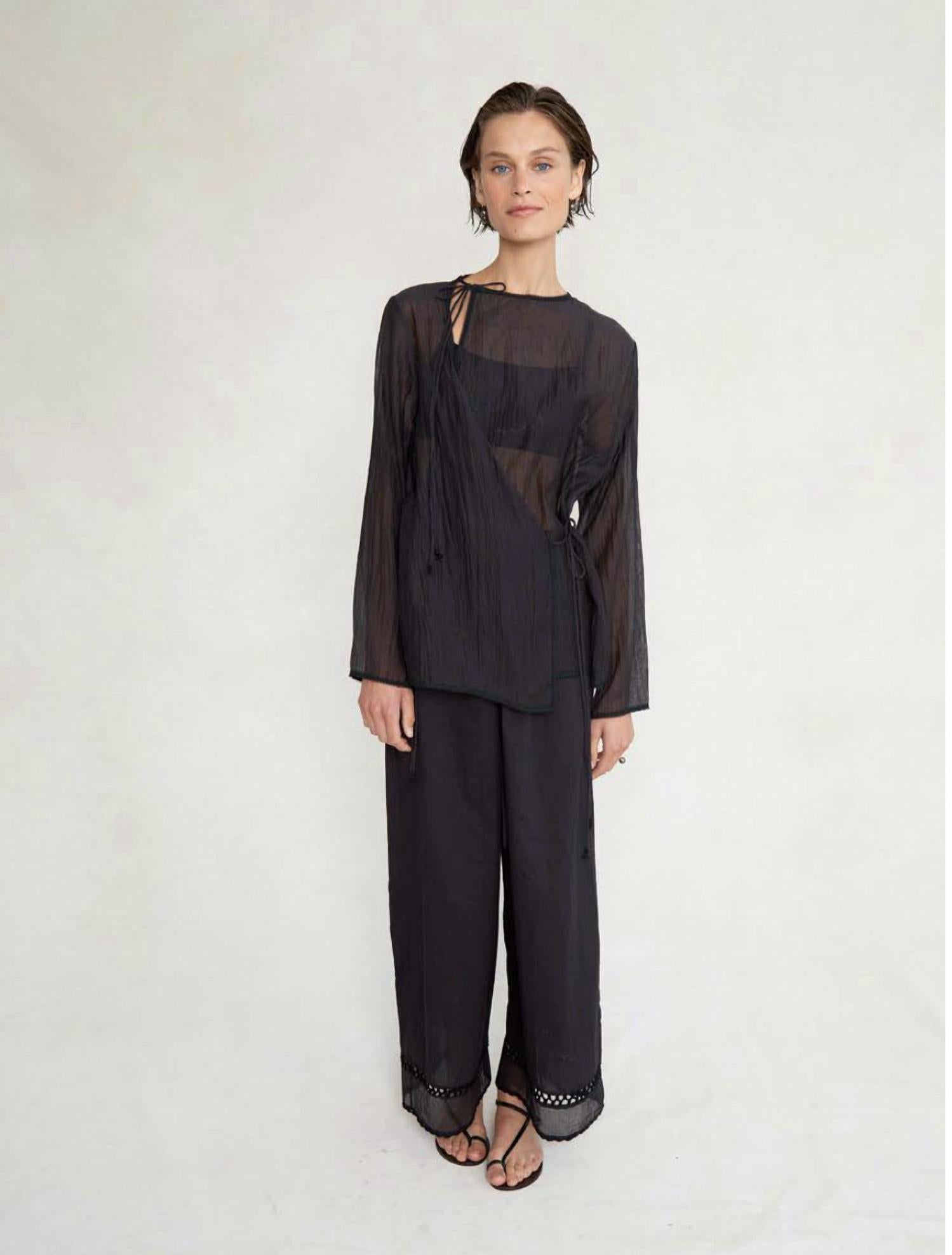 Брюки на шнурке с отделкой ручной вязки в цвете кавиар CHAN LUU, Caviar
Брюки на шнурке с отделкой ручной вязки в цвете кавиар CHAN LUU, Caviar