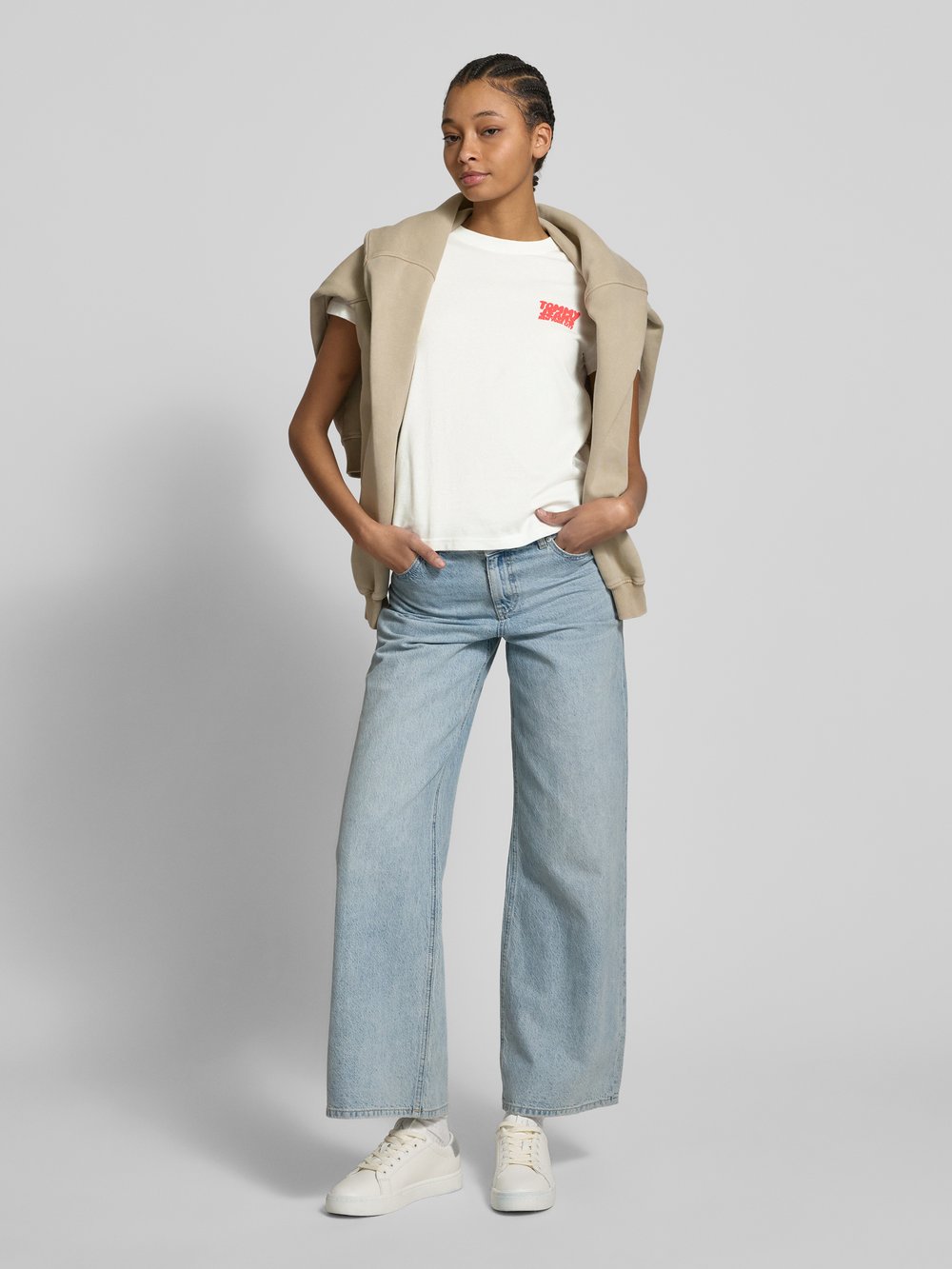 Футболка прямого кроя из чистого хлопка, модель «BUBBLE» Tommy Jeans, экрю 
Футболка прямого кроя из чистого хлопка, модель «BUBBLE» Tommy Jeans, экрю