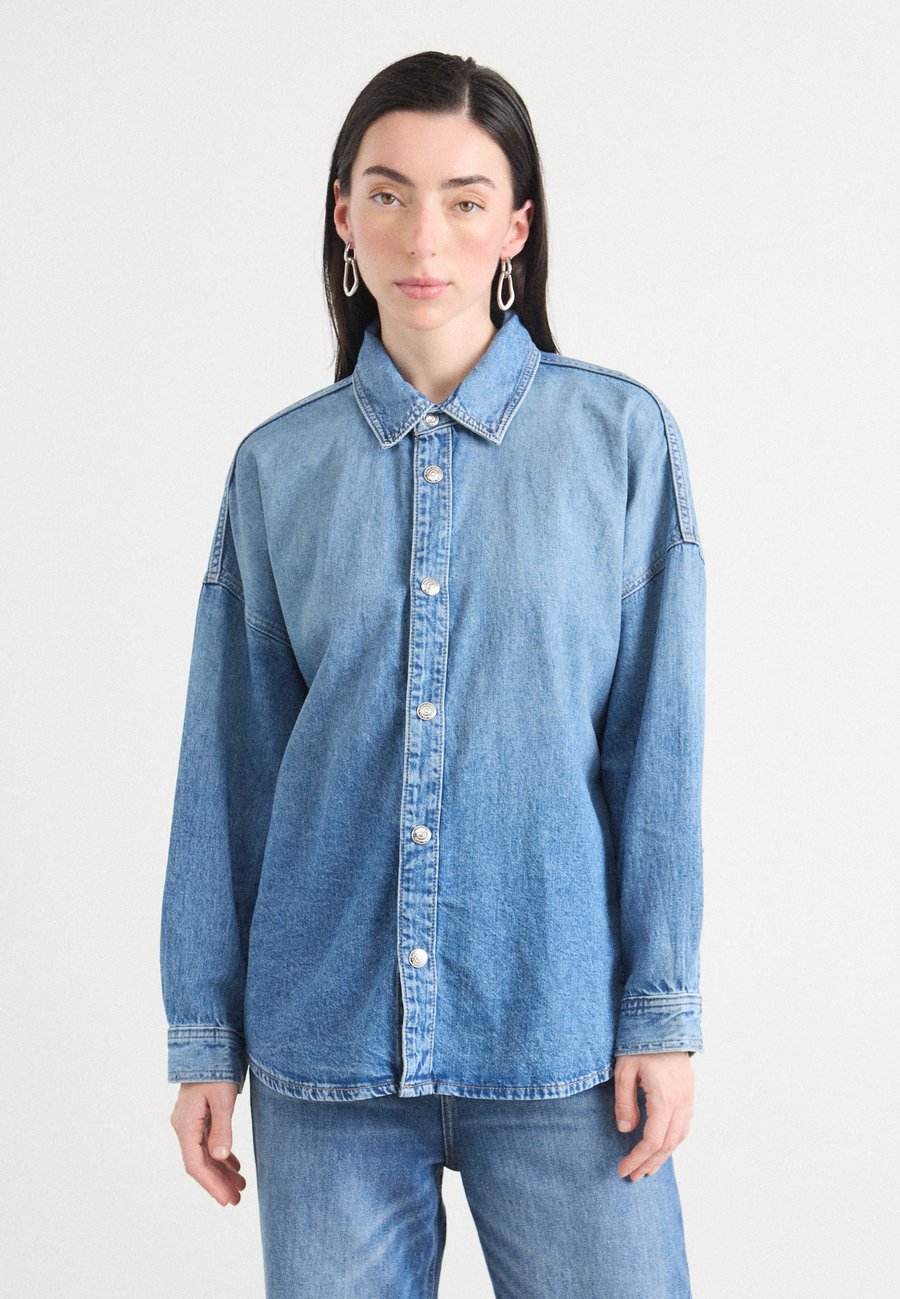 Блуза Calvin Klein Jeans Button-down blouse, Daytona/Dark-Blue Denim
Блуза Calvin Klein Jeans Button-down blouse, Daytona/Dark-Blue Denim