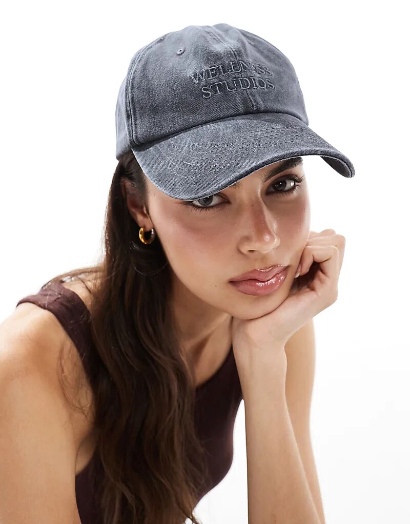 Бейсболка My Accessories Wellness Studios в выстиранном черном цвете
Бейсболка My Accessories Wellness Studios в выстиранном черном цвете