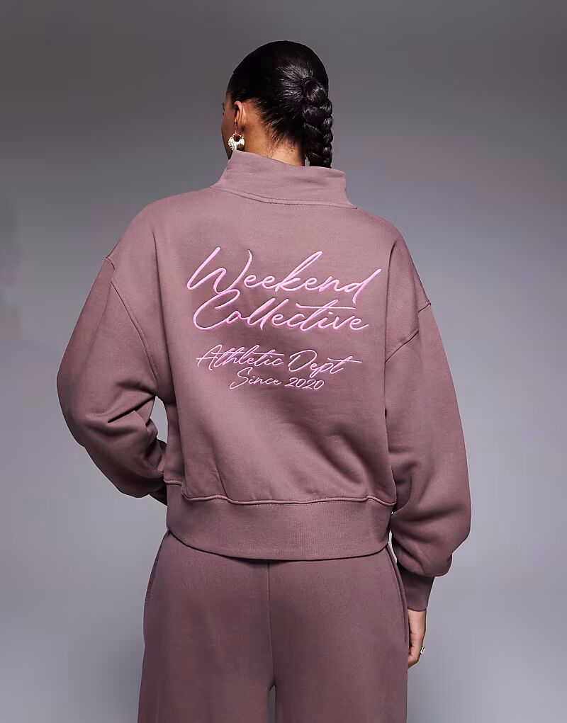 Плотный свитер с воротником-стойкой и вышитыми каракулями шоколадного цвета Asos Weekend Collective
Плотный свитер с воротником-стойкой и вышитыми каракулями шоколадного цвета Asos Weekend Collective