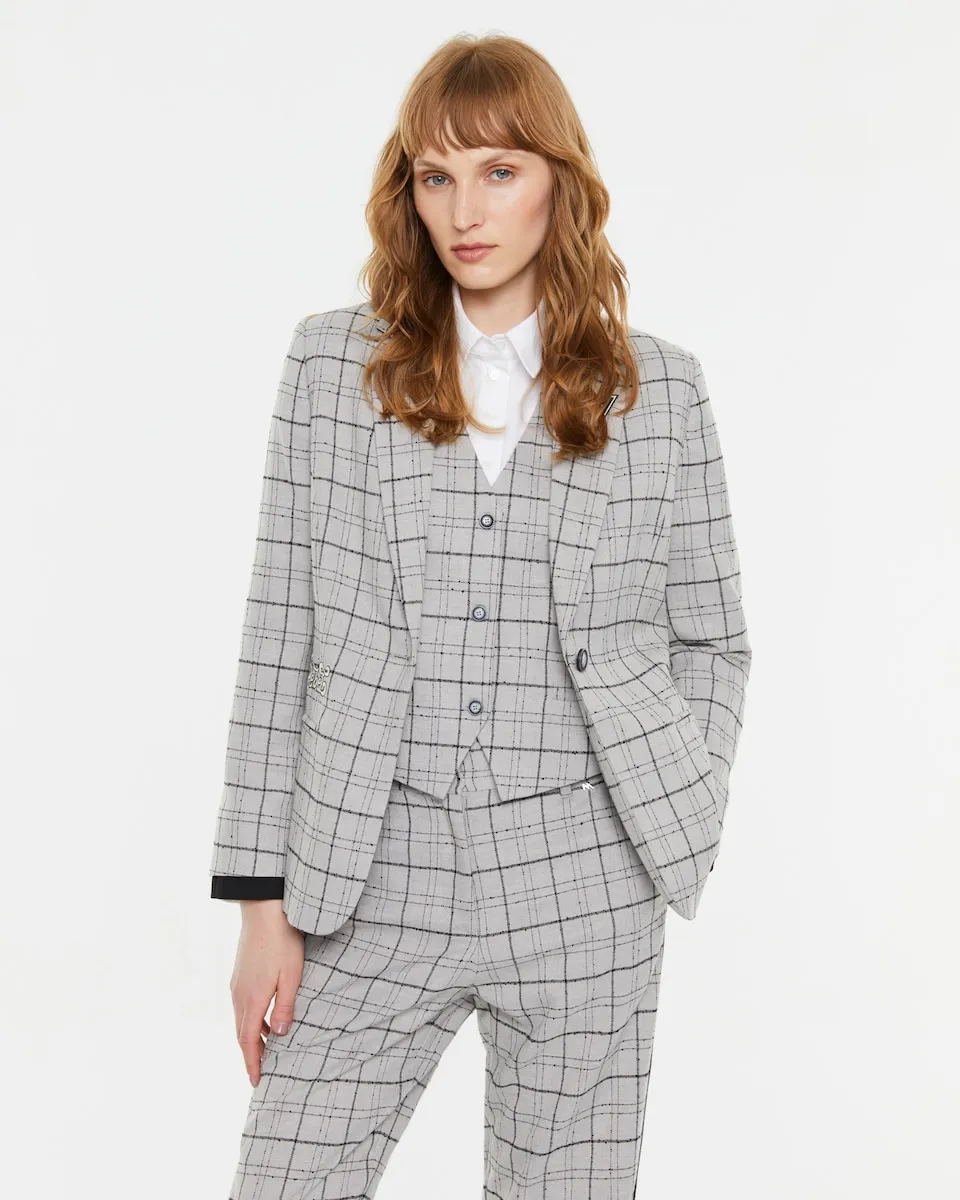 Женский блейзер в клетку с декоративной вышивкой Andam, серый
Женский блейзер в клетку с декоративной вышивкой Andam, серый