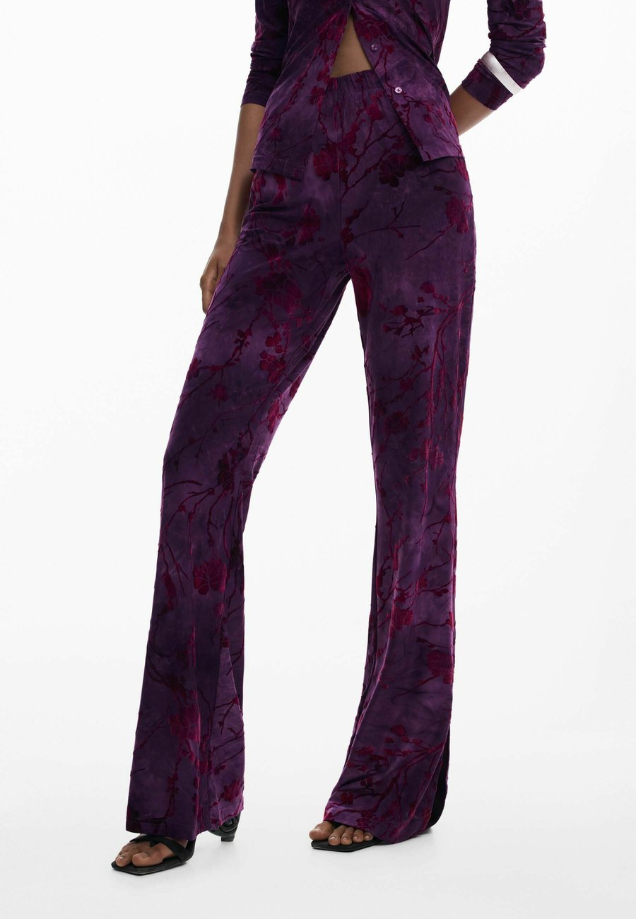 Брюки Desigual FLARED TEXTURED FLUID, Red/Purple
Брюки Desigual FLARED TEXTURED FLUID, Red/Purple
