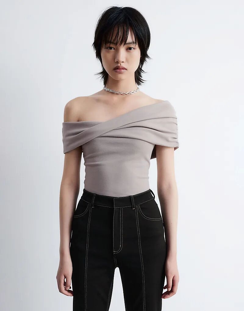 & Other Stories топ с открытыми плечами и сборками в коричневом цвете
& Other Stories топ с открытыми плечами и сборками в коричневом цвете