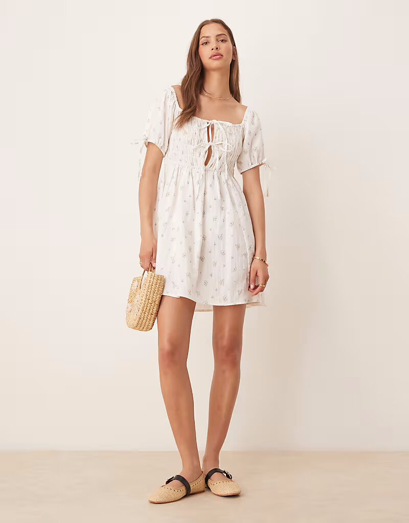 Эксклюзивное мини-пляжное платье Esmee с завязками спереди и рукавами-фонариками в мелкий белый цветочный узор Esmée
Эксклюзивное мини-пляжное платье Esmee с завязками спереди и рукавами-фонариками в мелкий белый цветочный узор Esmée