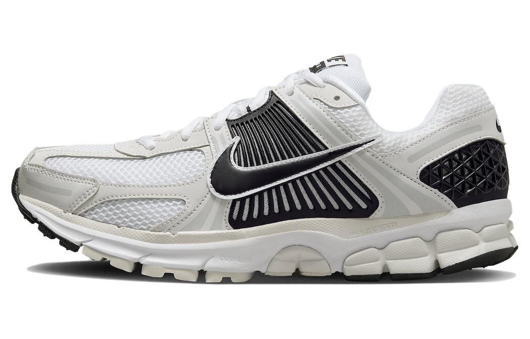 Кроссовки Nike Zoom Vomero 5 White Black, белый
Кроссовки Nike Zoom Vomero 5 White Black, белый