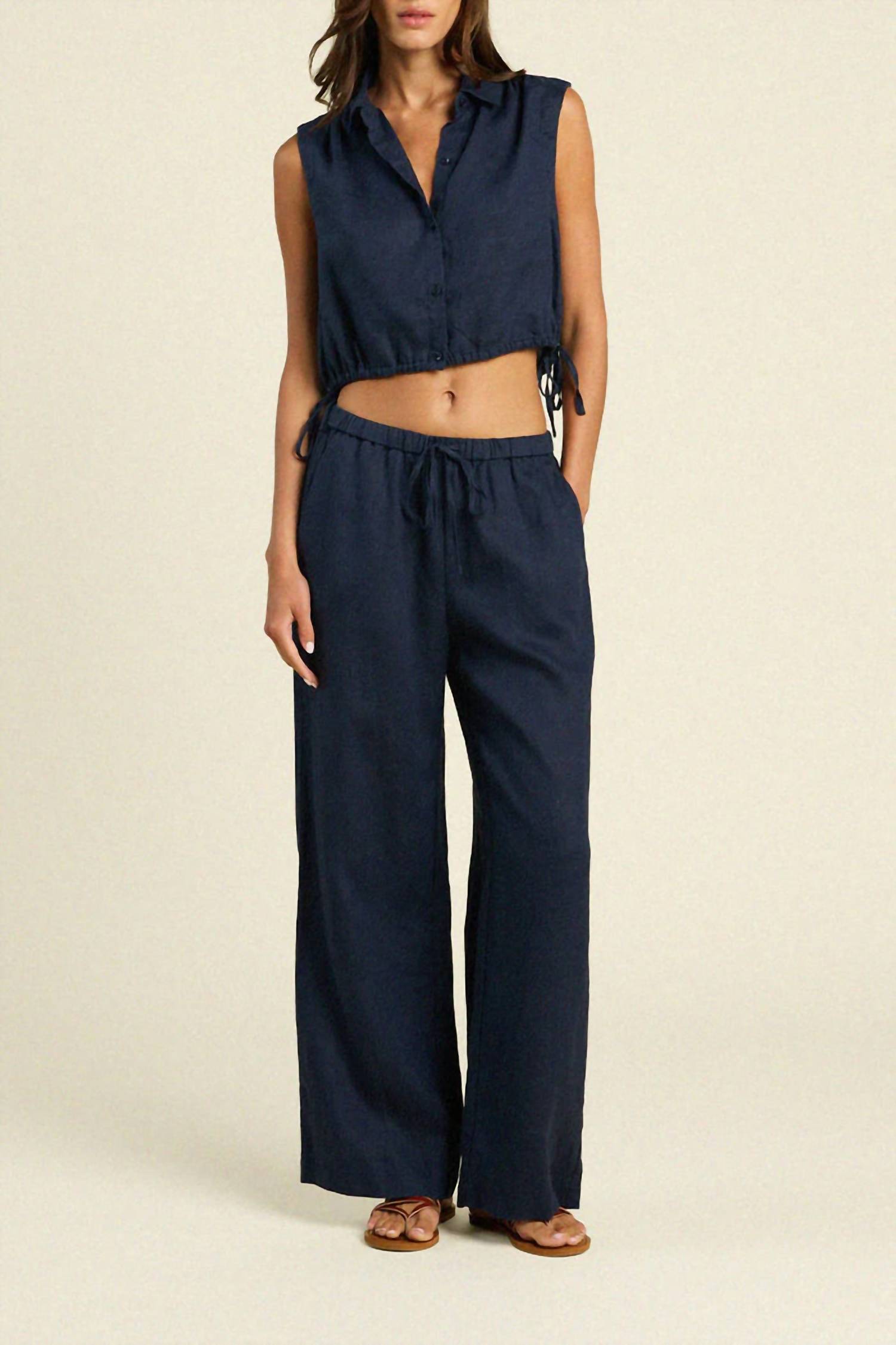 TROVATA Прямые брюки Vera из темно-синего льна
TROVATA Прямые брюки Vera из темно-синего льна