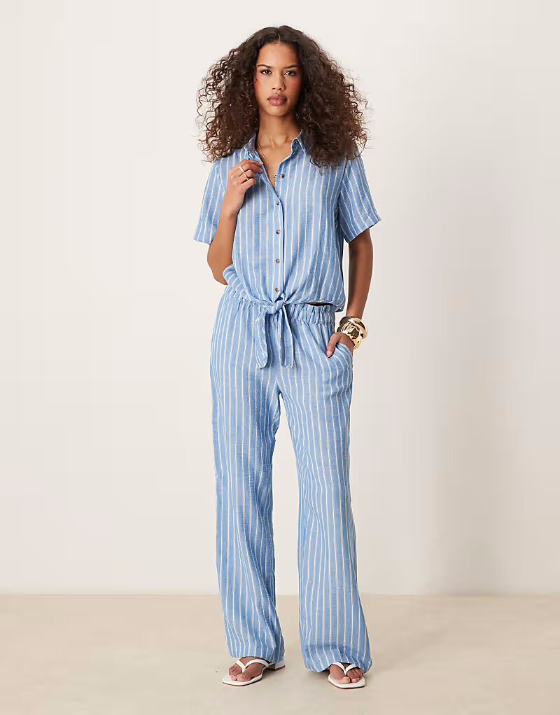 Широкие брюки JDY светло-голубого цвета
Широкие брюки JDY светло-голубого цвета