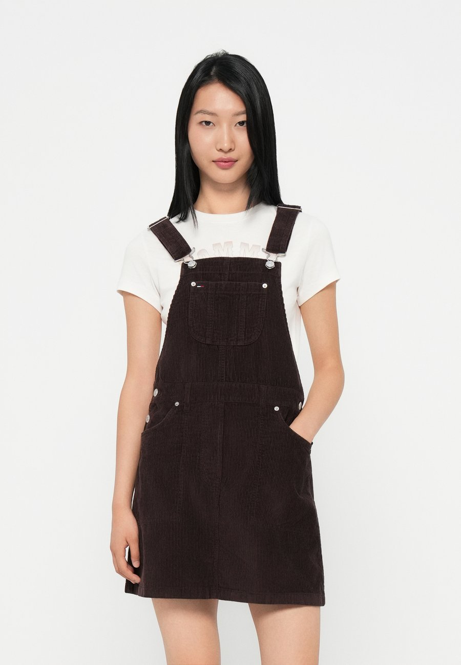 Платье Tommy Jeans SCRIPT DUNGAREES DRESS, Rich Brown/Brown
Платье Tommy Jeans SCRIPT DUNGAREES DRESS, Rich Brown/Brown