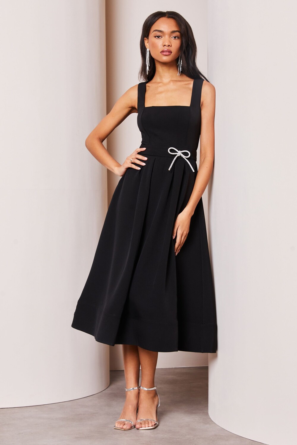 Премиальное платье миди с бантом и стразами Lipsy, черный 
Премиальное платье миди с бантом и стразами Lipsy, черный