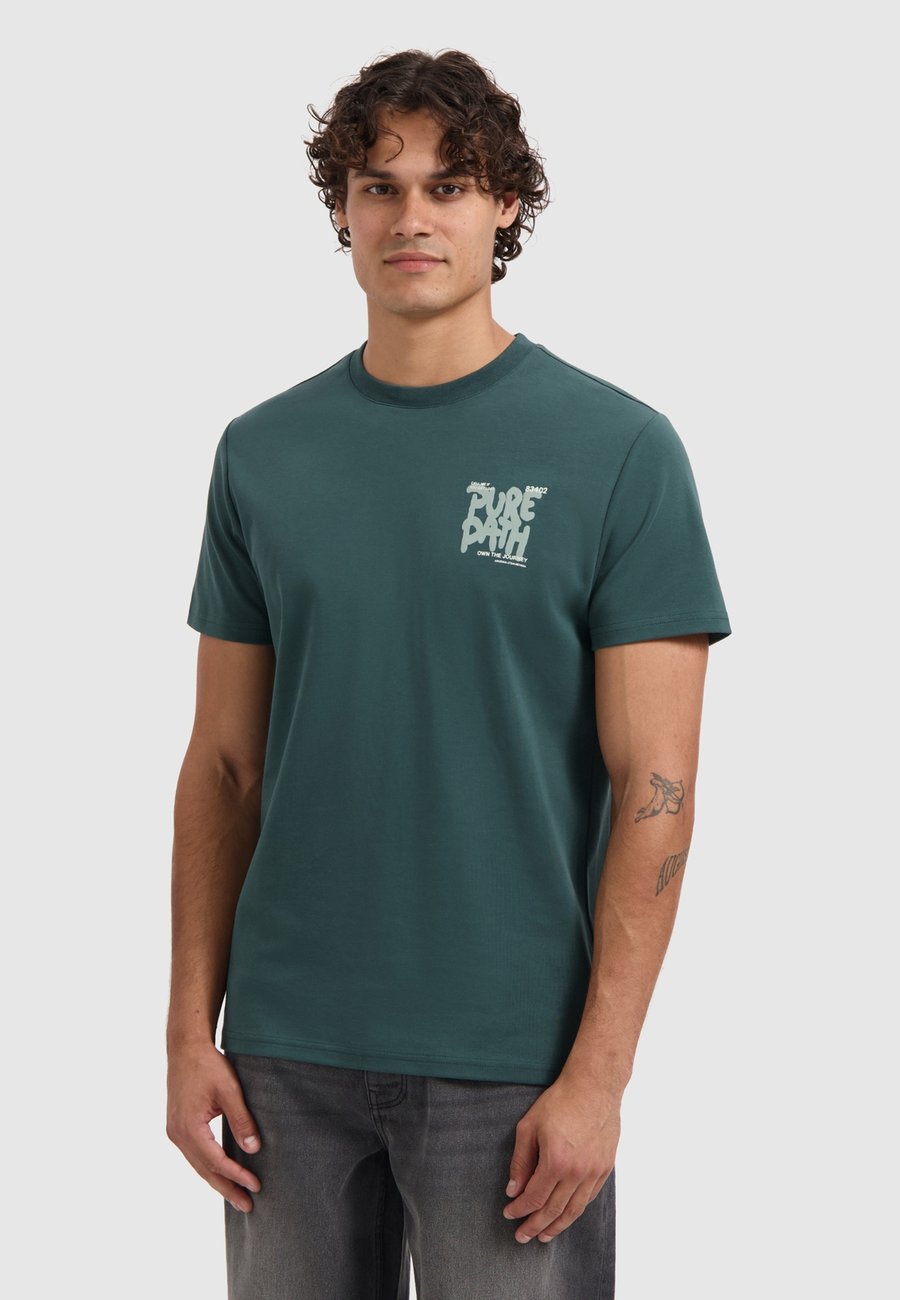 Футболка Pure Path REGULAR FIT CREWNECK , Dark Green
Футболка Pure Path REGULAR FIT CREWNECK , Dark Green