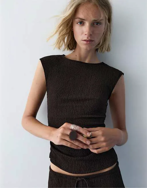 Коричневый креповый топ Pull&Bear
Коричневый креповый топ Pull&Bear