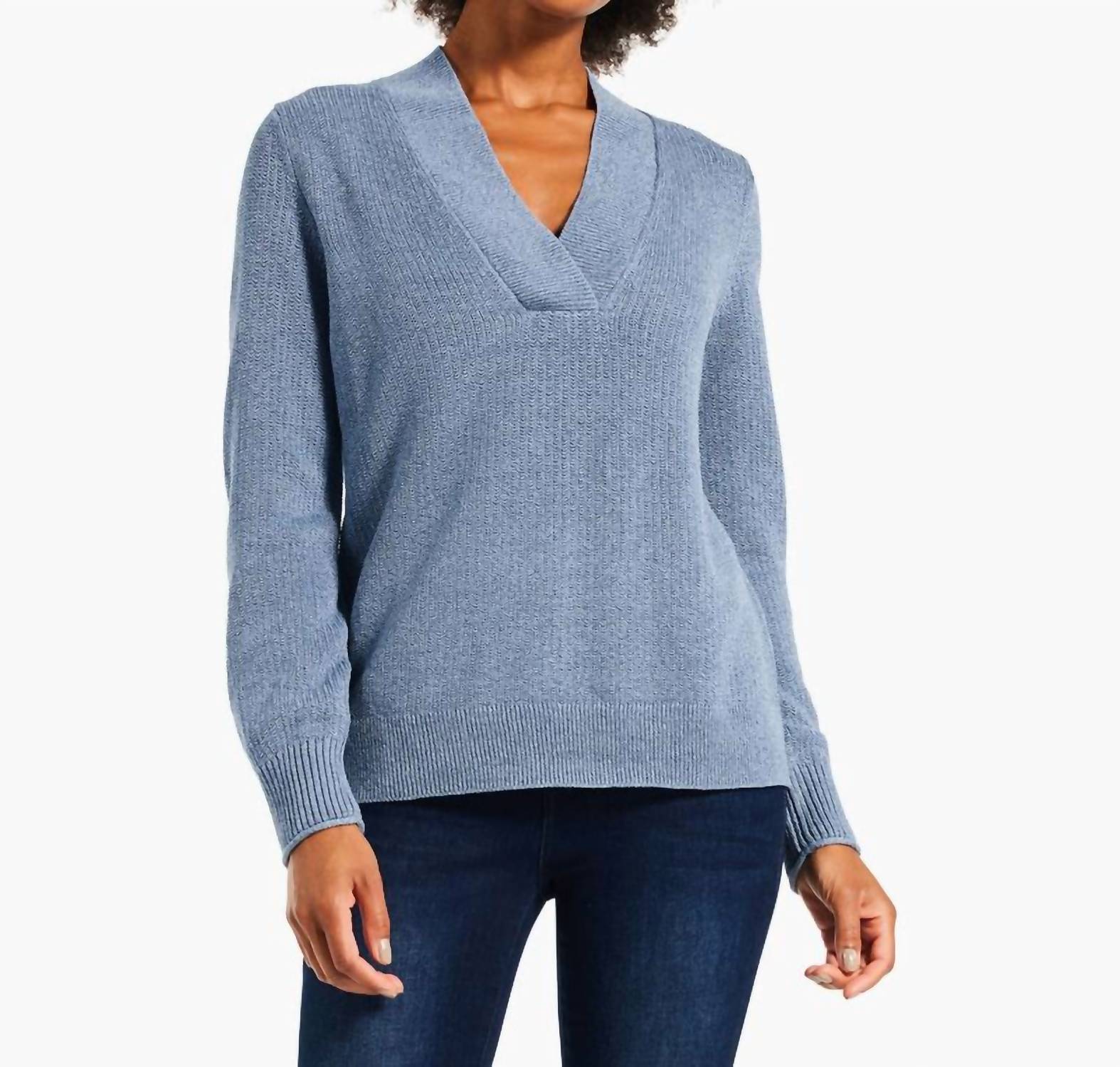 Глубокий свитер в синих волнах Nic + Zoe
Глубокий свитер в синих волнах Nic + Zoe