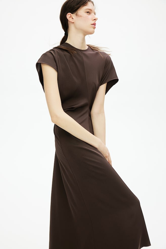 Приталенное платье H&M, коричневый
Приталенное платье H&M, коричневый