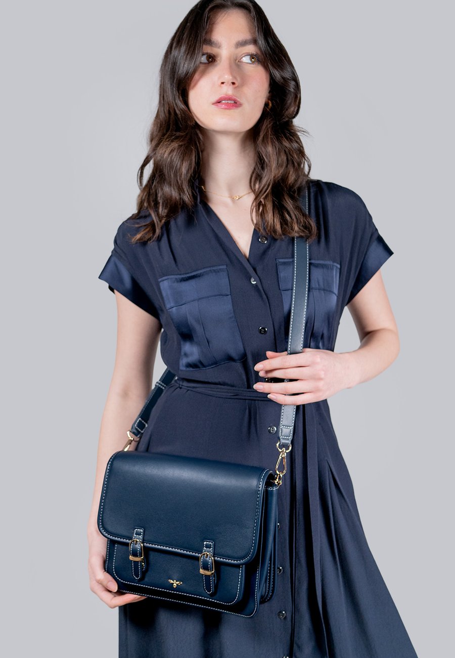 Сумка кросс-боди FABLE ENGLAND DITSY SATCHEL, Navy/Blue Denim
Сумка кросс-боди FABLE ENGLAND DITSY SATCHEL, Navy/Blue Denim