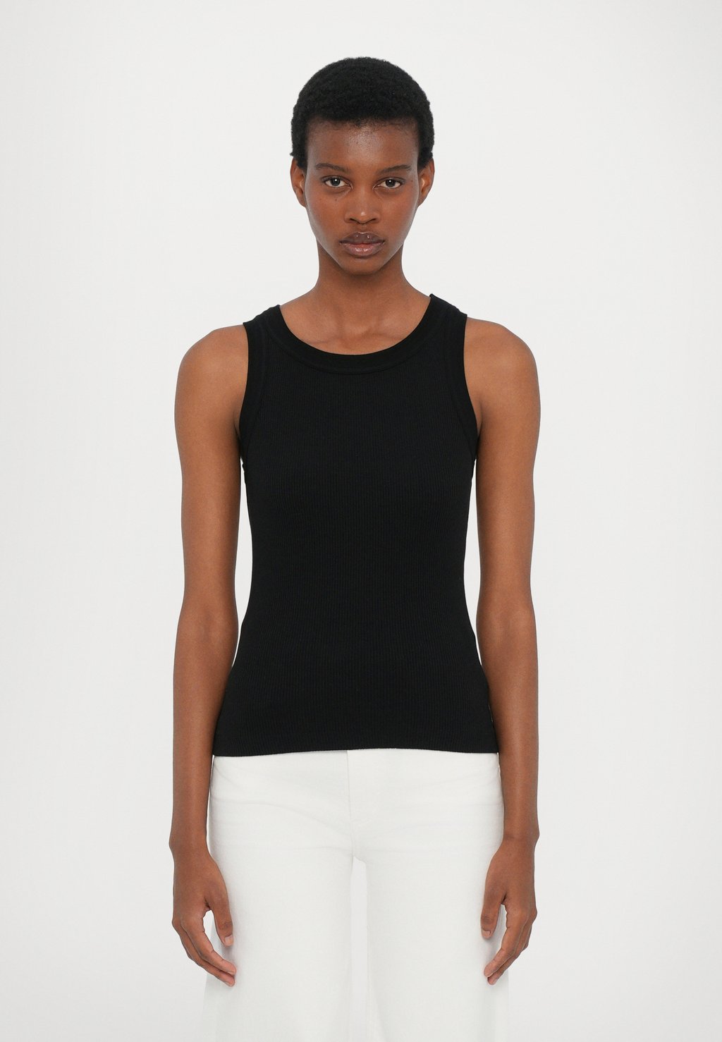 Топ ISABEL TANK Citizens of Humanity, черный
Топ ISABEL TANK Citizens of Humanity, черный