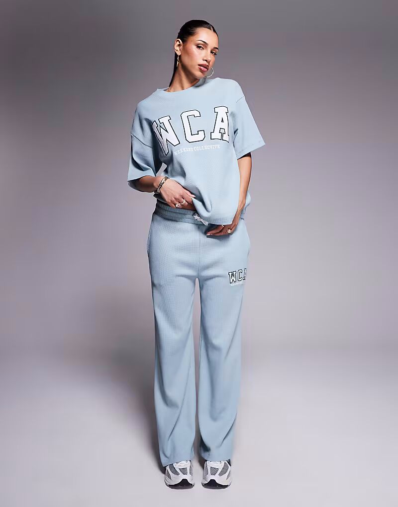 Спортивные брюки Weekend Collective Coord с вафельным принтом и логотипом университета в цвете «шалфей»
Спортивные брюки Weekend Collective Coord с вафельным принтом и логотипом университета в цвете «шалфей»