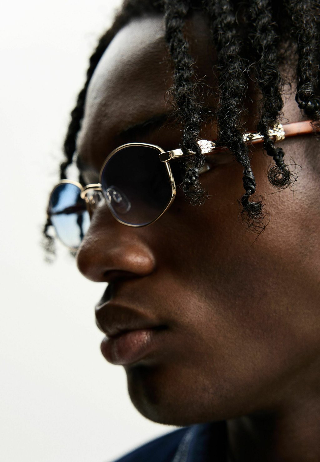 Солнцезащитные очки Bershka, светло-голубой 
Солнцезащитные очки Bershka, светло-голубой