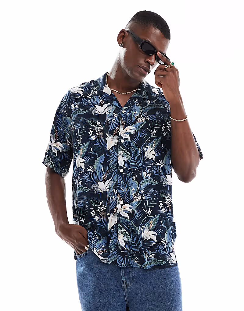Рубашка с короткими рукавами и тропическим принтом от Jack & Jones Revere в темно-синем цвете
Рубашка с короткими рукавами и тропическим принтом от Jack & Jones Revere в темно-синем цвете