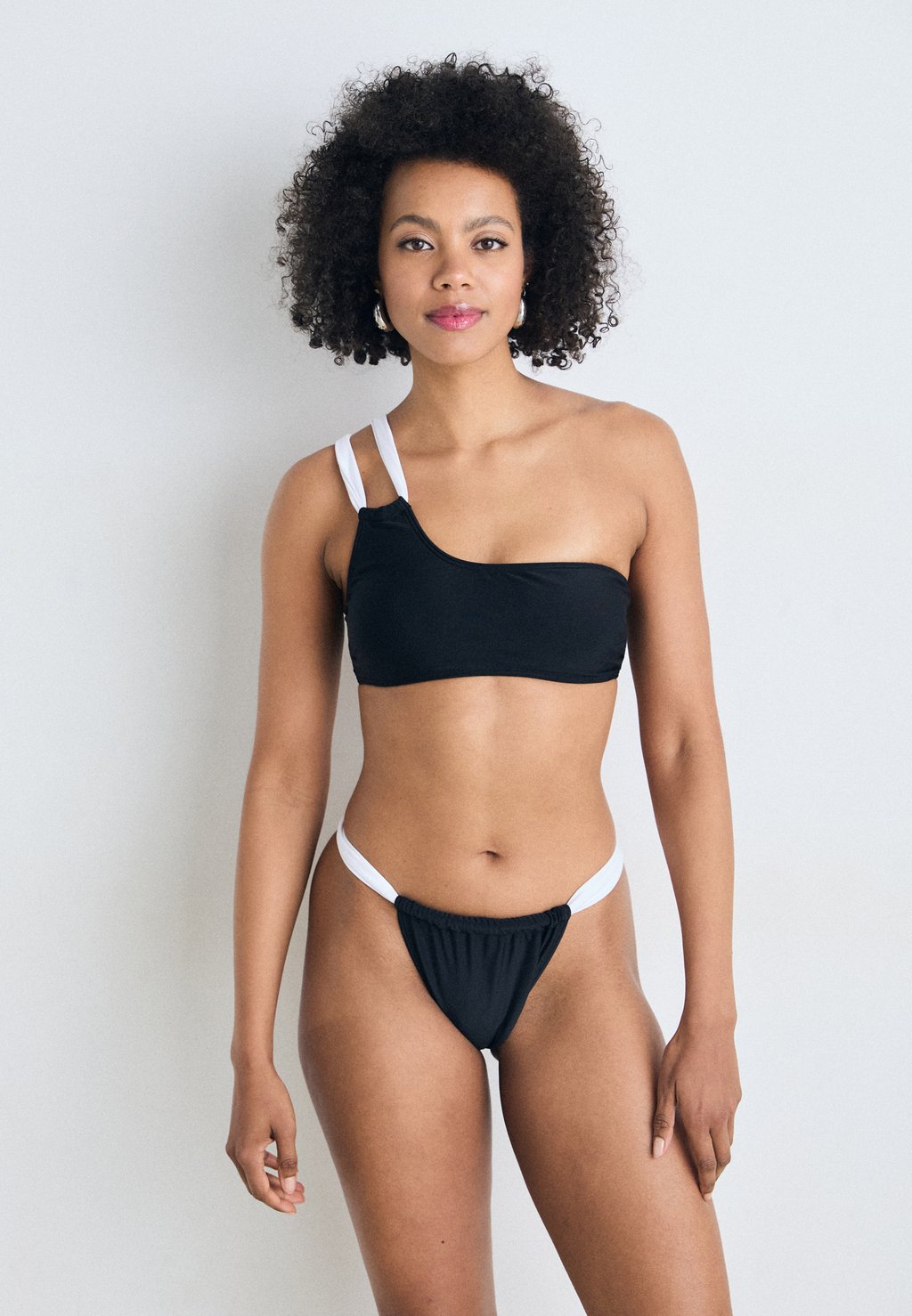 Бикини LASCANA, черный
Бикини LASCANA, черный