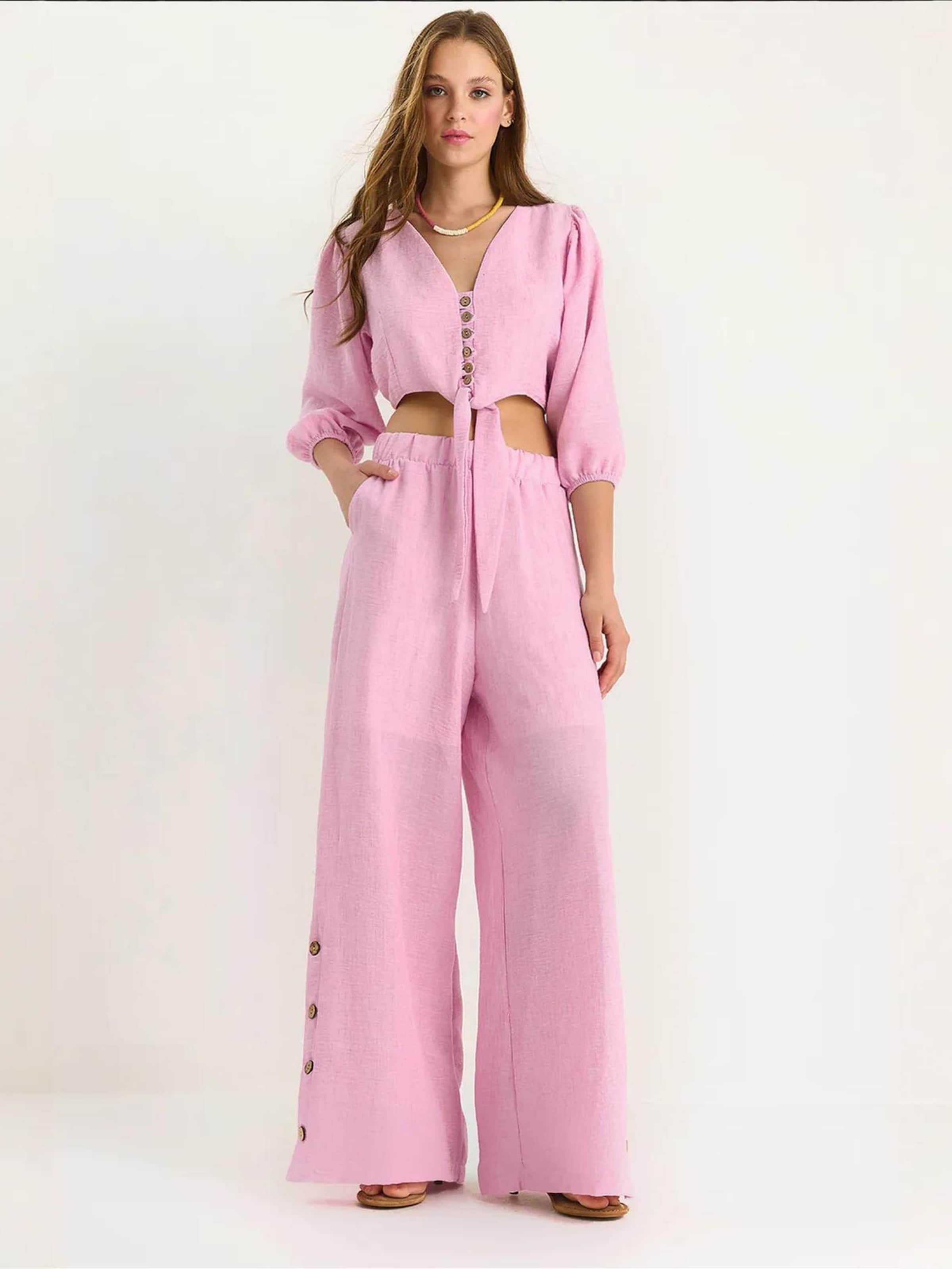 Bianco Lucci Костюм-двойка в светло-розовом цвете
Bianco Lucci Костюм-двойка в светло-розовом цвете