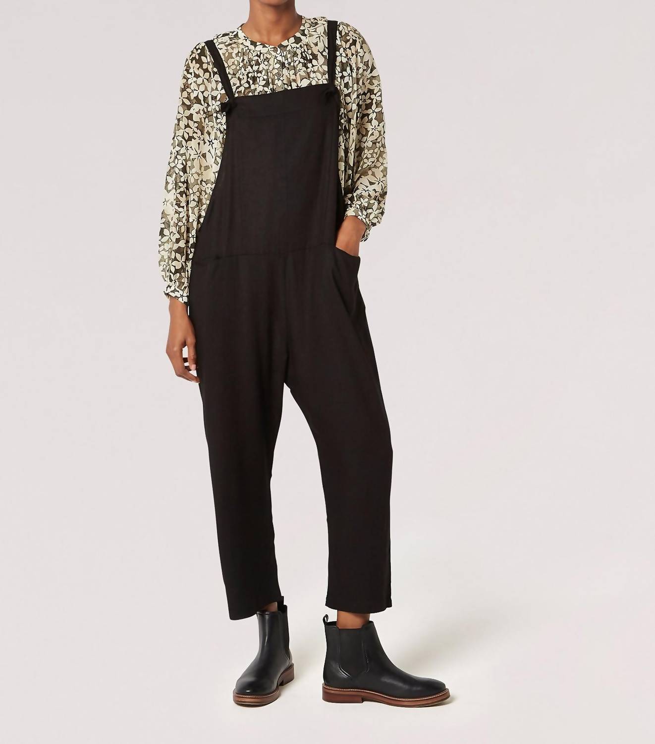 Льняной комбинезон черного цвета APRICOT
Льняной комбинезон черного цвета APRICOT