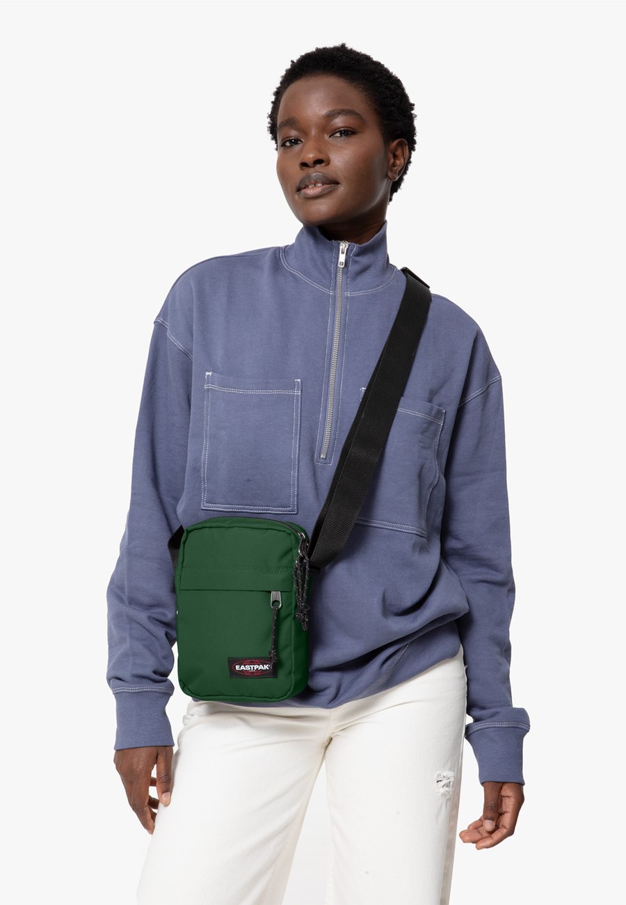 Сумка кросс-боди Eastpak THE ONE, Bristle Green/White
Сумка кросс-боди Eastpak THE ONE, Bristle Green/White