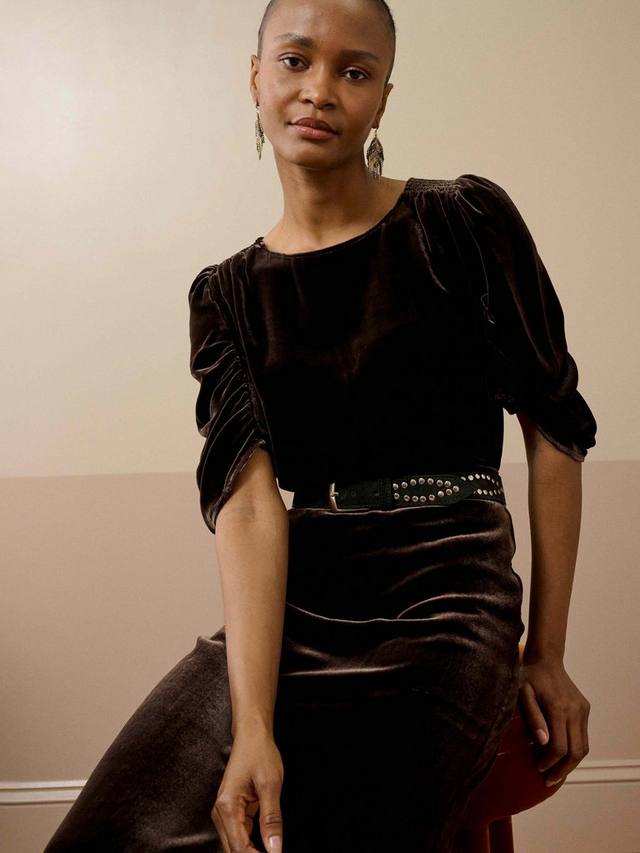 Шелковая блузка с круглым вырезом и короткими рукавами из бархата с защипами Brora
Шелковая блузка с круглым вырезом и короткими рукавами из бархата с защипами Brora