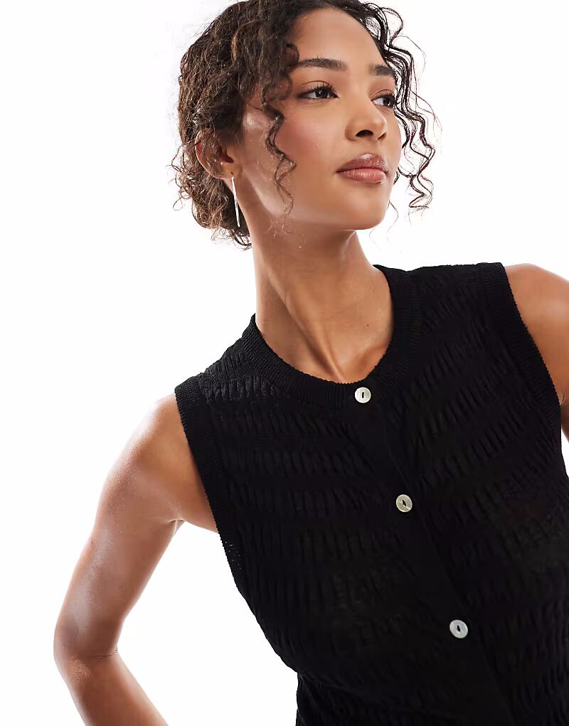 Трикотажная майка ASOS DESIGN черного цвета с присборенной отделкой на пуговицах
Трикотажная майка ASOS DESIGN черного цвета с присборенной отделкой на пуговицах