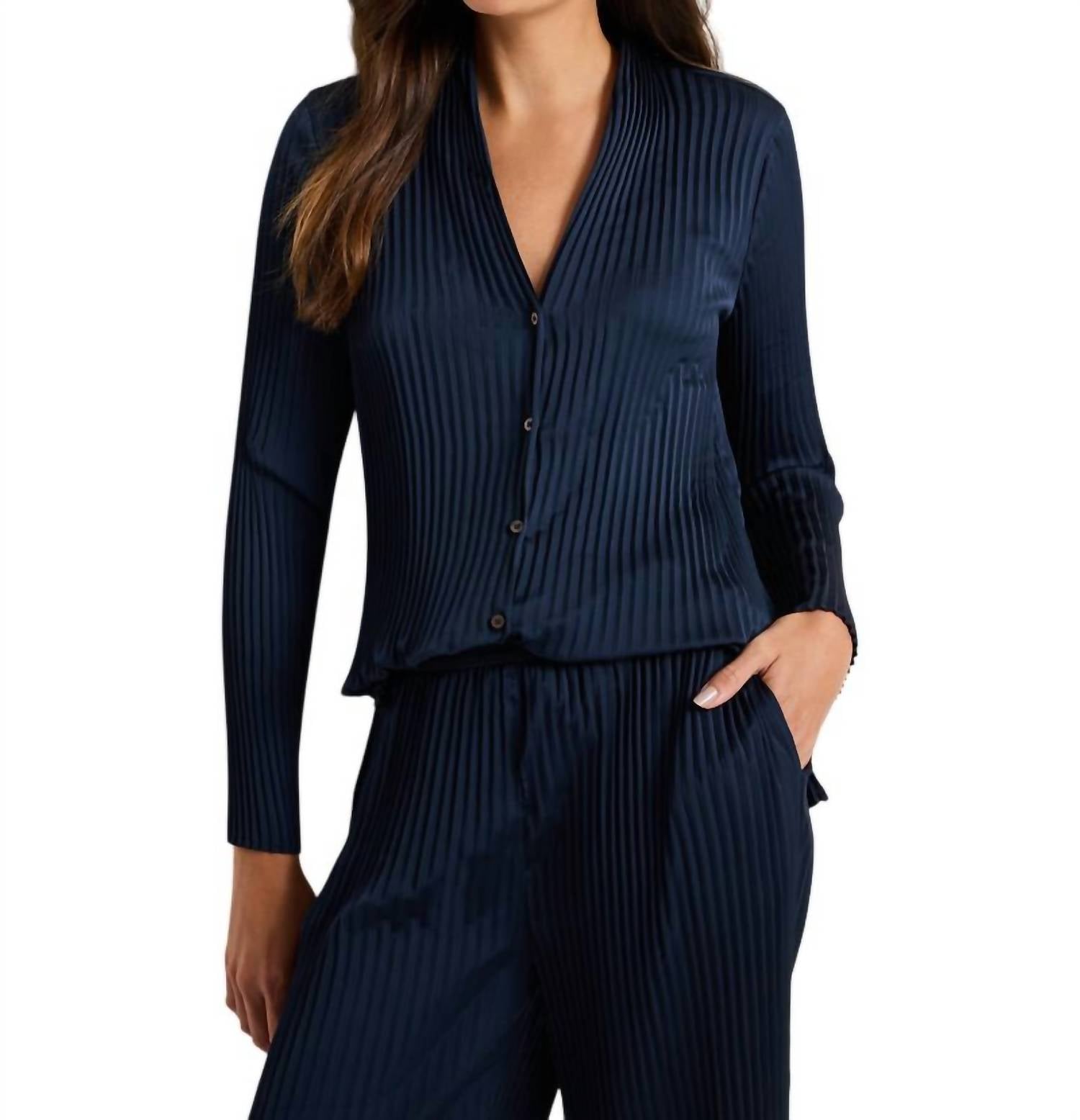 Футболка с V-образным вырезом и складками цвета индиго Nic + Zoe
Футболка с V-образным вырезом и складками цвета индиго Nic + Zoe