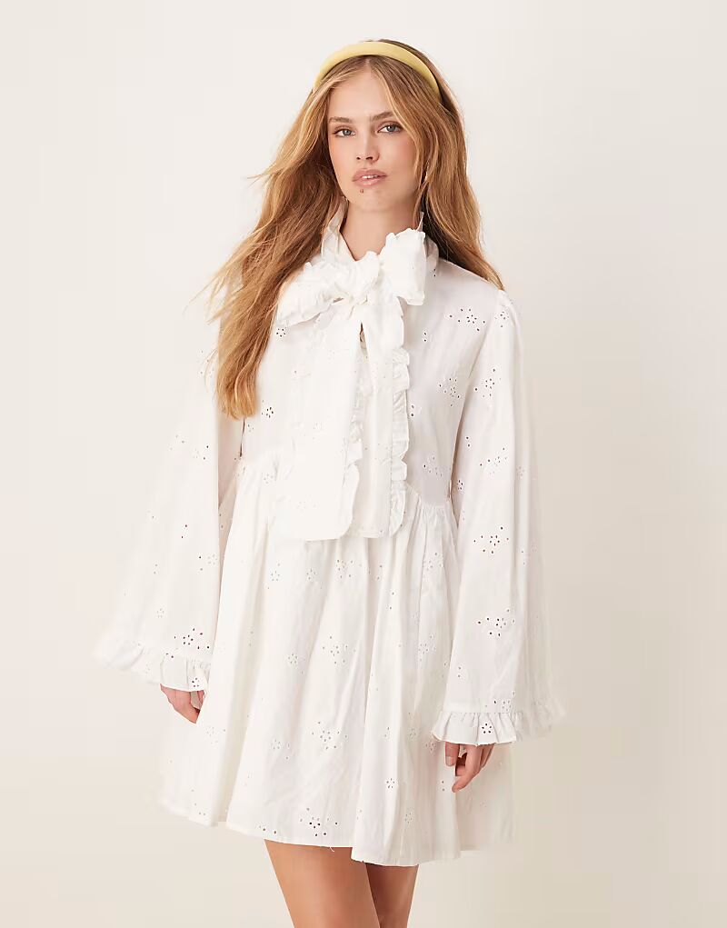 Мини-платье Sister Jane x ASOS Meadow bow с отделкой бродери англез белого цвета
Мини-платье Sister Jane x ASOS Meadow bow с отделкой бродери англез белого цвета