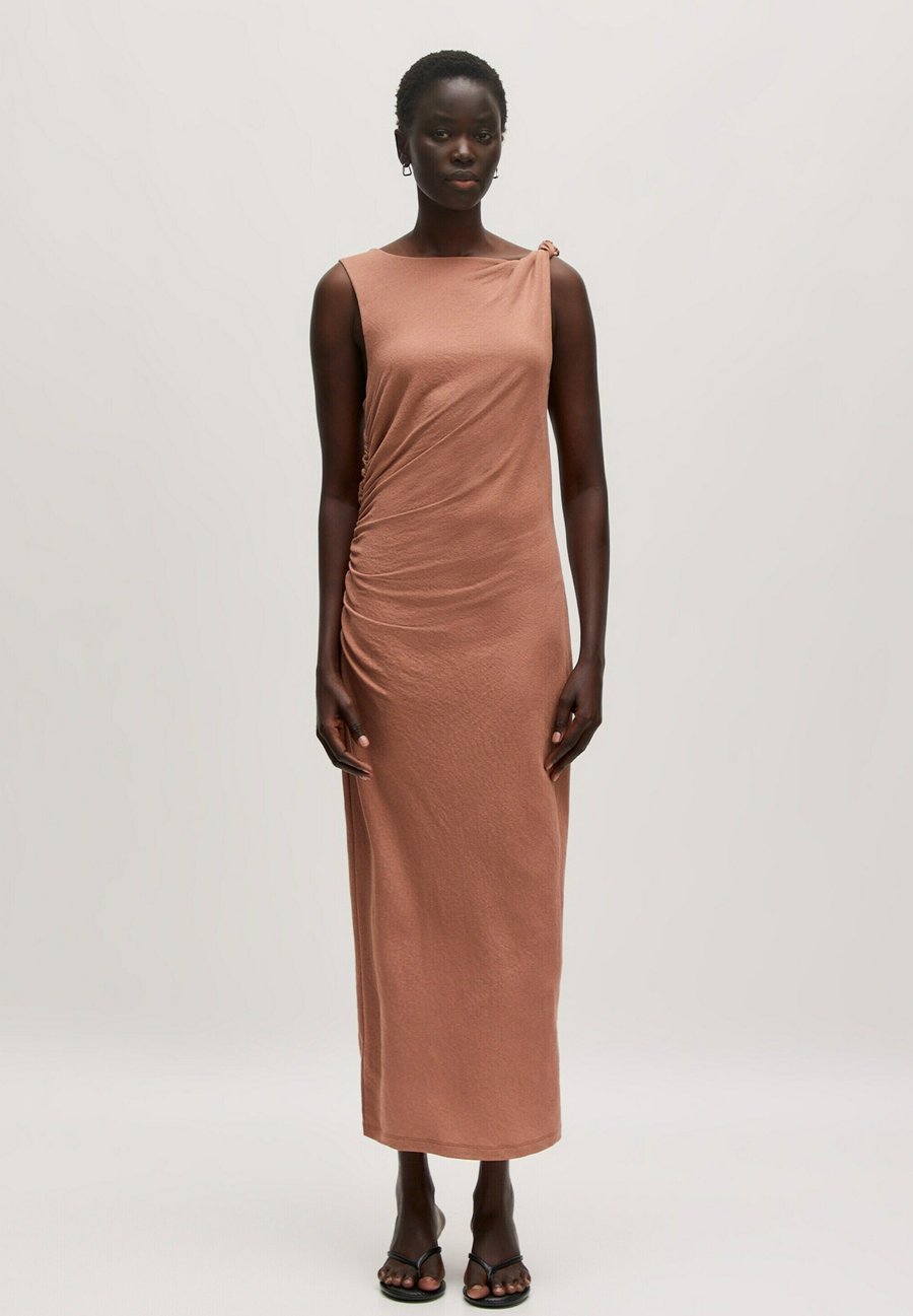 Платье EDITED RYAN, Braun/Brown
Платье EDITED RYAN, Braun/Brown