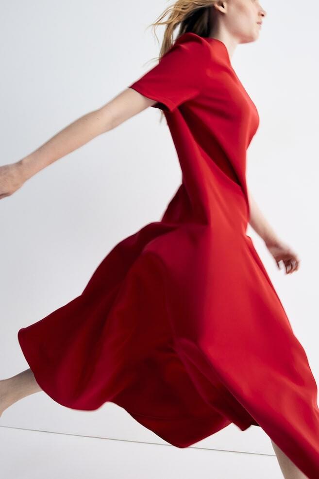 Расклешенное платье из твила H&M, красный
Расклешенное платье из твила H&M, красный