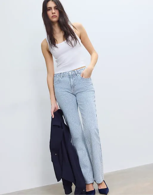 Джинсы прямого кроя Stradivarius D98 из серого денима с винтажным эффектом
Джинсы прямого кроя Stradivarius D98 из серого денима с винтажным эффектом