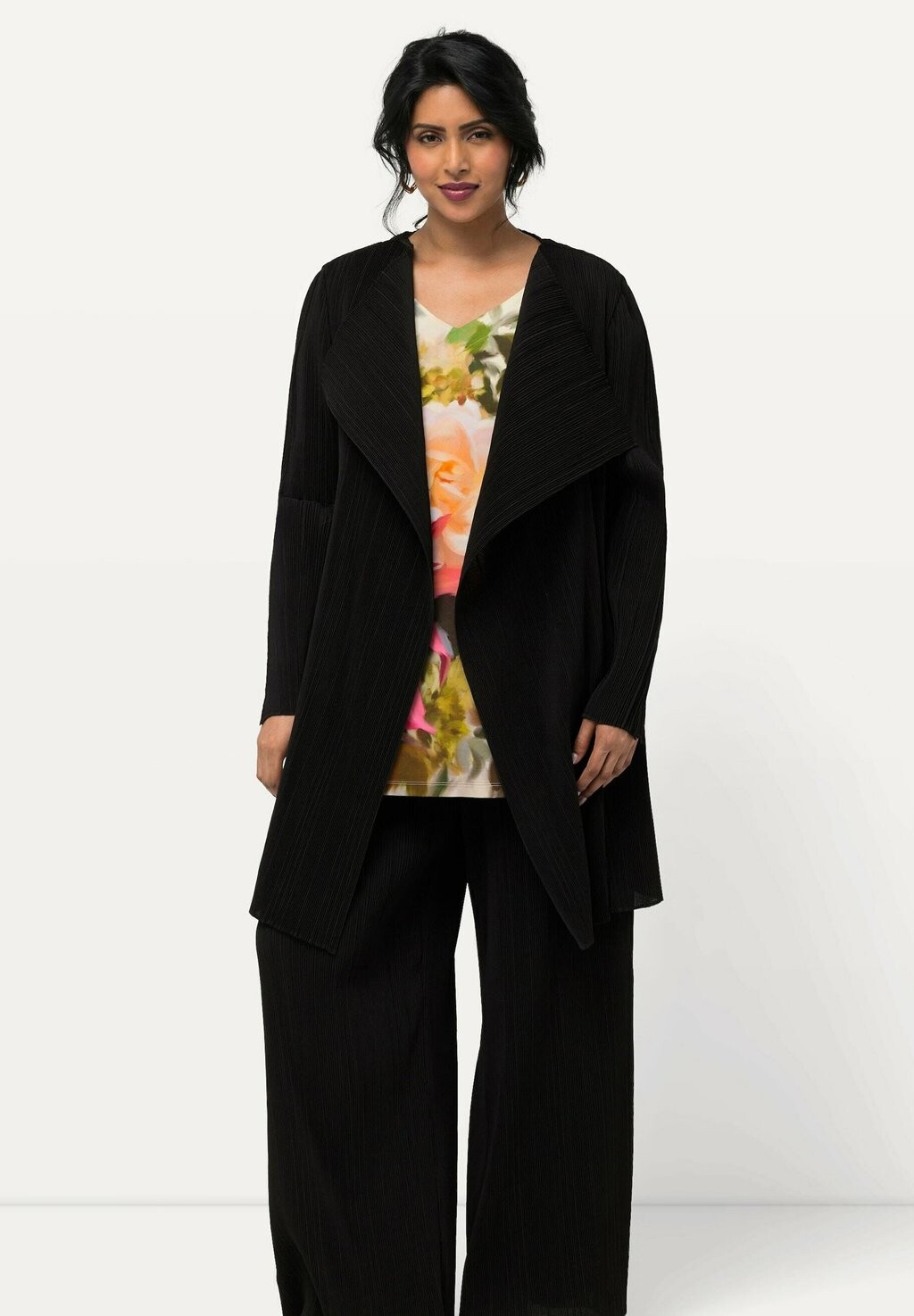 Кардиган WIDE COLLAR OPEN SHAPE PLEATED Ulla Popken, черный
Кардиган WIDE COLLAR OPEN SHAPE PLEATED Ulla Popken, черный