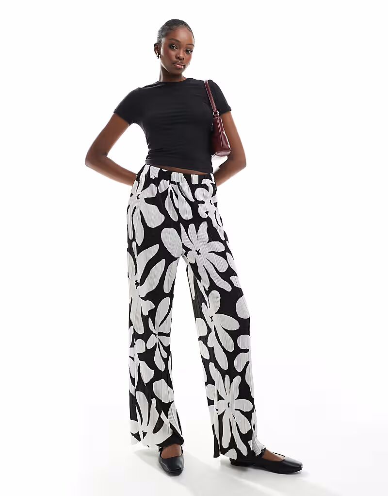 Широкие брюки Vero Moda Tall с высокой талией и плиссировкой, с монохромным цветочным принтом
Широкие брюки Vero Moda Tall с высокой талией и плиссировкой, с монохромным цветочным принтом